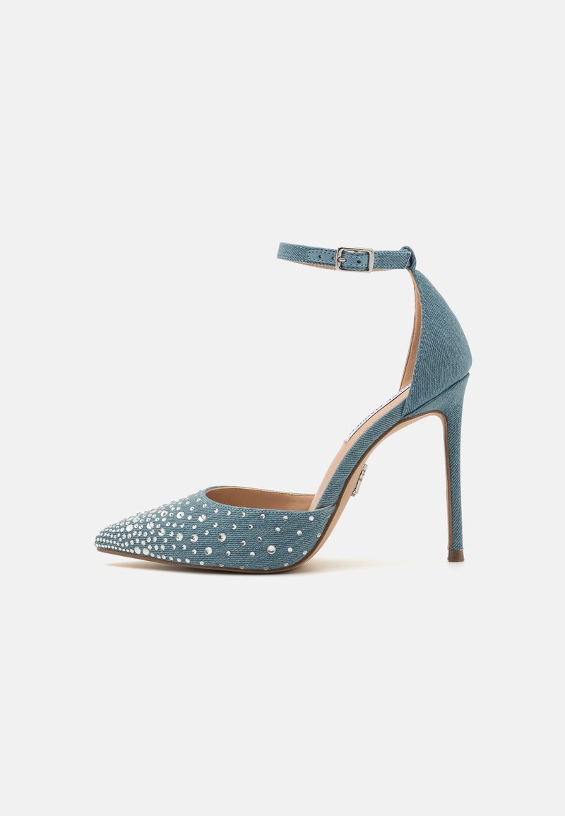 Denim højhælede pumpe i teal med spids tå, ankelrem og dekoreret med spredte klare rhinsten på tåområdet.