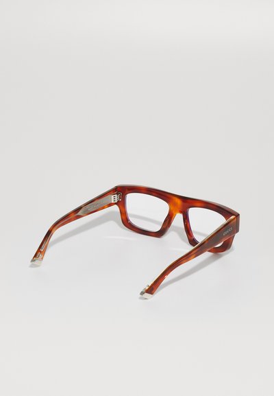 Gafas de sol Gucci con forma rectangular, acetatos de carey, herrajes en color plata y logo grabado en las patillas.