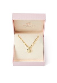 Collar de oro con un colgante en forma de hoja, exhibido en una caja de joyería acolchada en color rosa, forrada con tela crema y con marca en relieve.