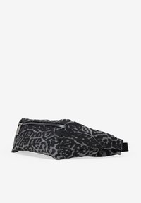 Bolso de leopardo en negro y gris con forma triangular, que cuenta con un compartimento con cremallera y una correa lateral para un fácil transporte.