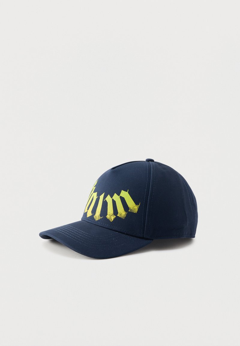 Μπλε σκούρο μπέιζμπολ καπέλο με κυρτή γείσο, στο εμπρόσθιο πάνελ φέρει κίτρινα γράμματα σε γοτθικό στυλ.