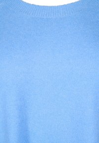 Hellblau gestrickter Pullover mit einem gerippten Rundhalsausschnitt und einer glatten, weichen Textur. Keine Muster oder Akzente sichtbar.