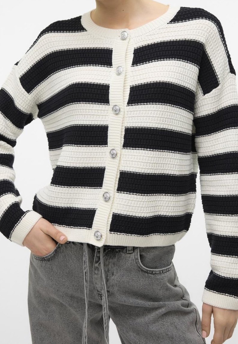 Randig cardigan i svart och kremmaskig, med knäppning framtill och silverknappar samt ribbade ärmmuddar. Strukturerad tyg, avslappnad passform.