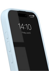 Smartphone med en sort skærm, omgivet af et lyseblåt beskyttelsescover. Har synlige knapper på siden og et synligt 5G-signal.