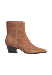 Bottines en suède marron avec un bout pointu et un petit talon carré. Texture lisse, coutures renforcées et design minimaliste.
