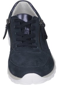Marineblauwe suède sneaker met een witte rubberen zool, voorzien van zowel veters als een rits voor sluiting, een gladde textuur en een ronde neusontwerp.
