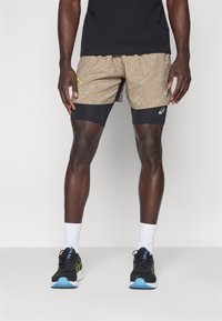 ASICS FUJITRAIL ALL OVER PRINT SHORT MEN - Pantalón corto de deporte - pepper