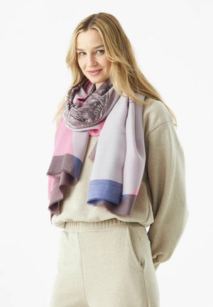 Écharpe multicolore présentant des sections rose, lavande et bleue. Tissu doux avec un bord frangé et un design complexe au centre.