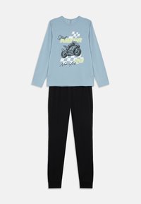 Blå langermet skjorte med svart motorsykkelgrafikk, "Street Racer," "23," og "New York" tekst kombinert med svarte bukser.