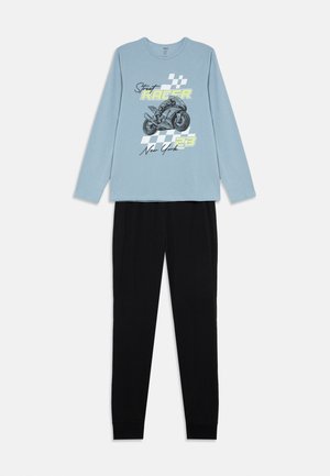 Blaues Langarmhemd mit schwarzem Motorradmotiv, Texten "Street Racer", "23" und "New York", kombiniert mit schwarzen Hosen.