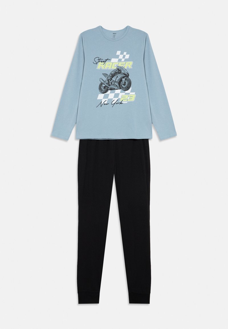 Camisa azul de manga larga con gráfico negro de motocicleta, texto "Street Racer", "23" y "New York" combinado con pantalones negros.