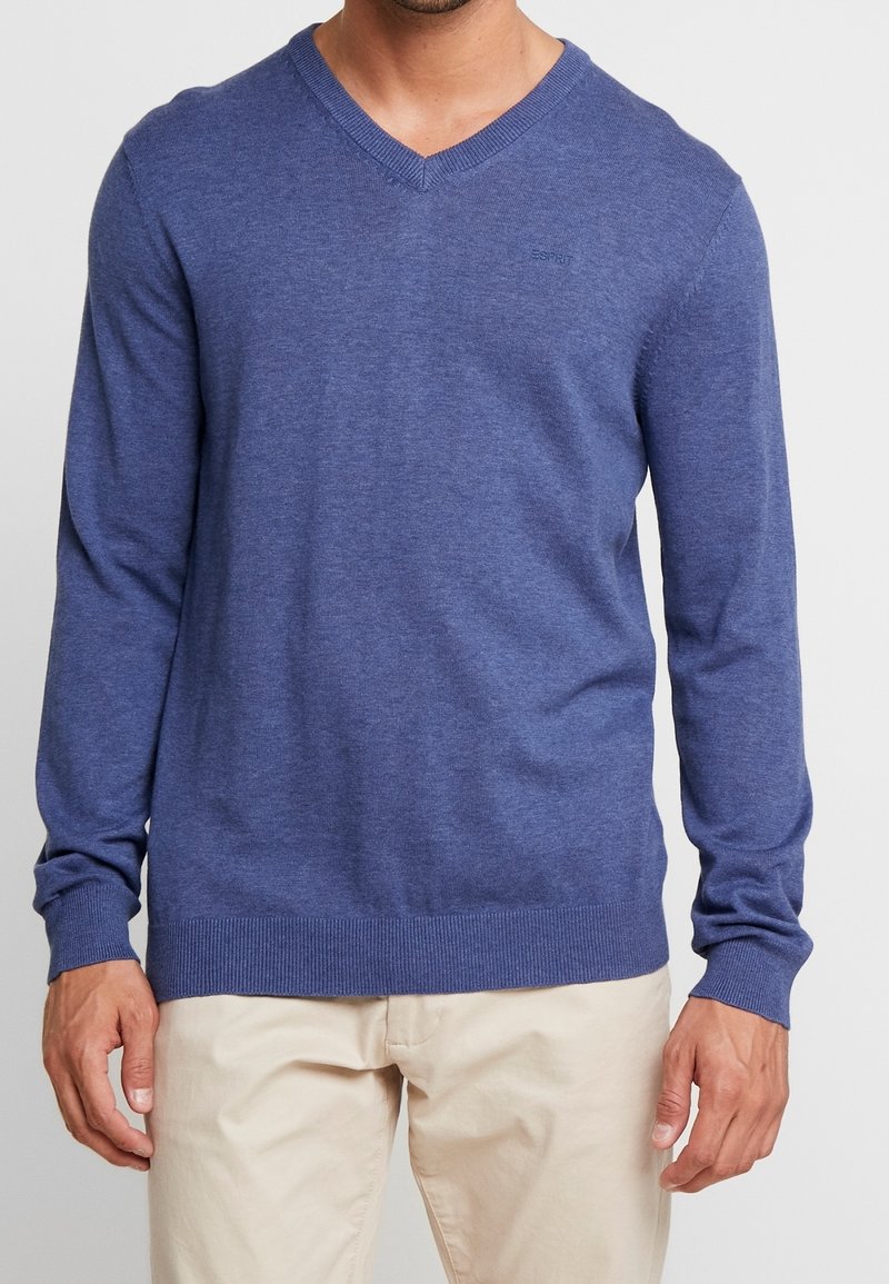 Męski sweter z dekoltem w serek w ciemnoniebieskiej dzianinie z długimi rękawami. Posiada prążkowane ściągacze przy mankietach i u dołu oraz subtelne logo marki na piersi.