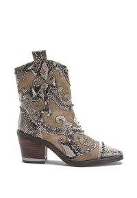 Botín con puntera afilada, mezcla de estampado de serpiente gris texturizado y gamuza color canela. Presenta espirales decorativas y acentos metálicos, tacón apilado.