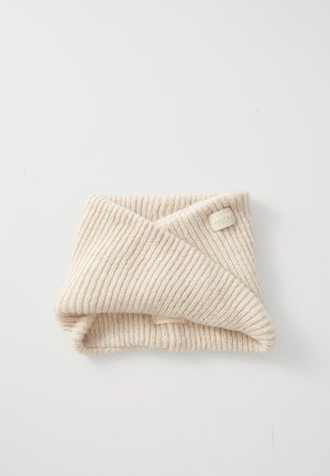 Beige ribbestrikket halsvarmer med en brettet design, med et lite læretikett med merkevarenavnet på den ene siden for ekstra detaljer.