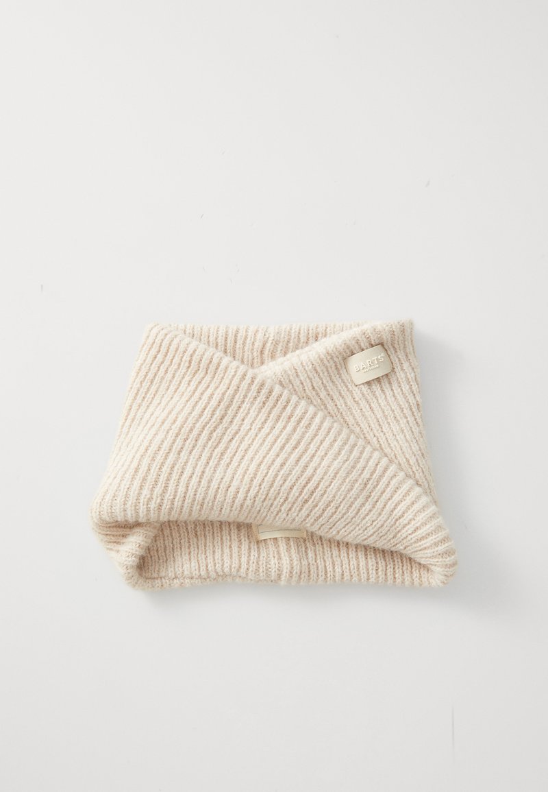 Beige ribbestrikket halsvarmer med en brettet design, med et lite læretikett med merkevarenavnet på den ene siden for ekstra detaljer.