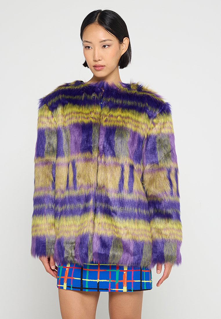 Faux-Fur-Mantel mit horizontalen Streifen in Lila, Grün und Gelb. Lockere Passform mit hohem Kragen und Knopfverschluss. Weicher Stoff.