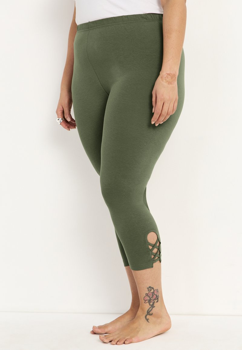 Vihreät puuvillasekoite capri-legginssit, joissa on tekstuuripinnoite ja nauhakiristyshelma. Omistavat mukavan elastisen vyötärön.