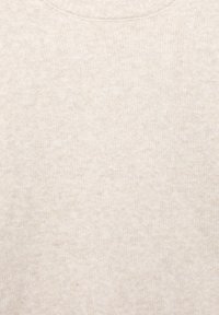 Maglione beige chiaro con un motivo a maglia testurizzato e scollo rotondo. Materiale morbido e caldo con un aspetto leggermente melangiato.