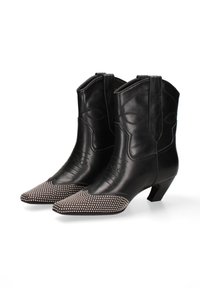 Zwarte leren cowboylaarzen met spitse neuzen, voorzien van glanzende gestikte accenten op het teengebied en decoratieve stiksels op de bovenkant.