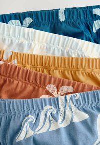 Farverige svømmebukser anordnet i lag. Stofferne inkluderer blå, aqua, hvid, orange og brun med mønstre af bølger og blomsterdesigns.