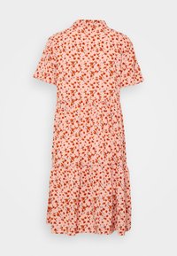 Rosa blommig klänning med korta ärmar, krage och lager på lager-skjort. Har små röda och orange blommor på en ljus bakgrund. Mjuk tygtextur.