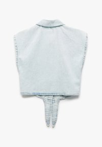 Top de mezclilla azul claro recortado con cuello, mangas cortas y dos lazos de tela puntiagudos en la parte posterior para el cierre. Textura deslavada en todo el prenda.