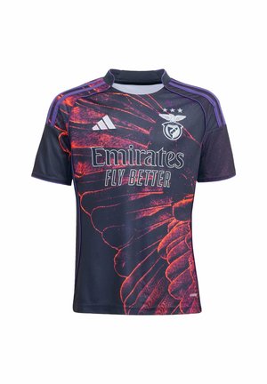 Sort og lilla Adidas fodboldtrøje med orange vinge mønster, Benfica-logo og "Emirates Fly Better" sponsortekst på fronten.