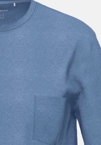 Blauwe katoenen longsleeve shirt met een ronde halslijn, voorzien van een opgestikte zak op de linkerborst en een subtiele textuur.