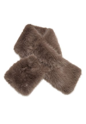 Écharpe en fausse fourrure brune et duveteuse pliée sur fond blanc, montrant une texture douce et des fibres denses.