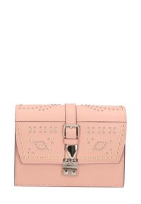 Borsa in pelle rosa con borchie argento e oro e un fermo metallico. Presenta una chiusura a pattina e una forma rettangolare, con una superficie liscia.