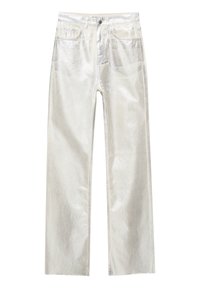 Srebrne metaliczne dżinsy szerokie z gładką fakturą, z kieszeniami z przodu i z tyłu, z zapięciem na guzik oraz widocznymi detalami przeszyć.