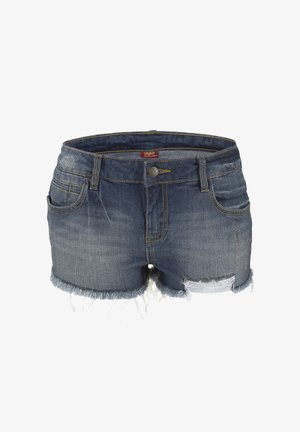 Blauwe denimshorts met rafelige zomen en een versleten patch op het rechterbeen, voorzien van voorzakken en een knoopsluiting.