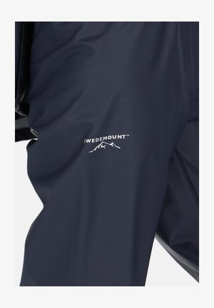 Giacca antipioggia blu navy realizzata in materiale impermeabile con una texture liscia. Presenta un logo bianco "SWEDEMOUNT" e un disegno di montagna sul davanti.