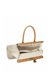 Bolso de mano de cuero beige con un asa de cuero marrón y herrajes dorados. El diseño abierto revela un interior espacioso con bolsillos con cremallera y bolsillos deslizables.