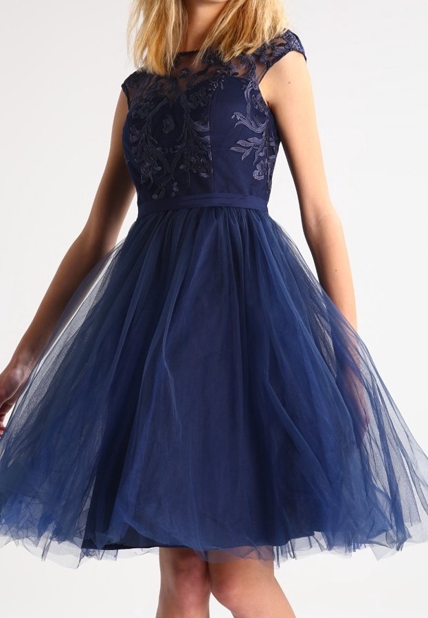 Námořnické modré šaty s krátkými rukávky, krajkovým korpusem a tylovou sukní. Obsahují květinovou výšivku a přiléhavý pas.