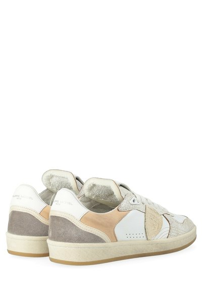 Sneaker bianchi e beige caratterizzati da un mix di pelle e suede, punta arrotondata, perforazioni e una patch testurizzata sul tallone.