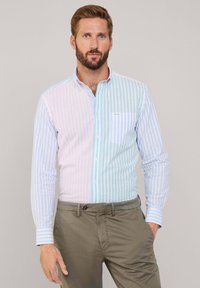 Camicia button-up con strisce verticali in rosa e azzurro chiaro. Realizzata in cotone, con taschino sul davanti e polsini con bottoni.