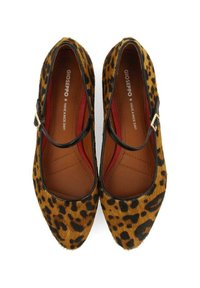 Zapatos planos de estampado de leopardo con correas negras y hebilla. Material suave y texturizado con plantillas rojas y un diseño de puntera afilada.