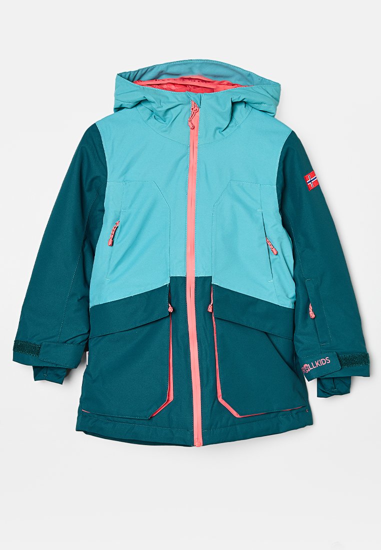 Wasserdichte Jacke in Teal und Aqua mit Kapuze, ausgestattet mit einem Frontreißverschluss, zwei Brusttaschen und kontrastierenden pinken Akzenten. Das Modell hat Klettverschlussmanschetten.