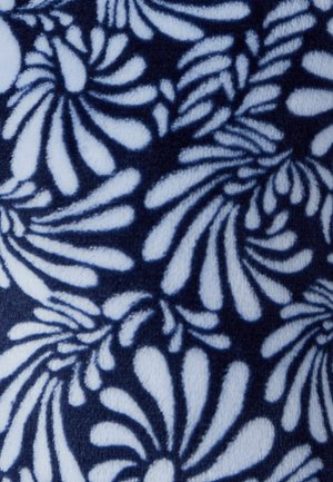 Tessuto blu navy con motivo floreale bianco che presenta foglie avvolgenti. Texture morbida con motivi dettagliati e ripetuti, creando un effetto visivo dinamico.