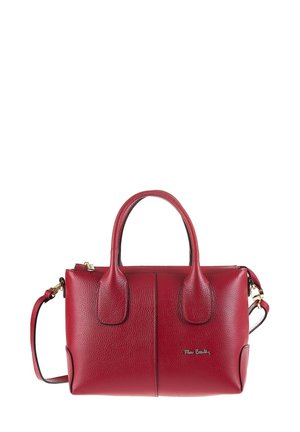 Sac à main en cuir rouge avec une texture granuleuse, deux poignées courtes, une bandoulière amovible et un accent de logo doré.