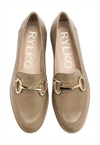 Beżowe skórzane mokasyny z akcentem w postaci złotej łańcuszka, z zaokrąglonym noskiem i gładką fakturą. Złote logo wyświetlane wewnątrz.