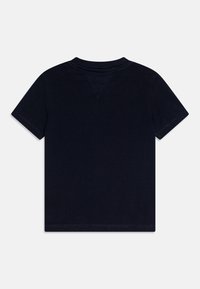 Camiseta de algodón de color azul marino con mangas cortas, que presenta un cuello redondo clásico y una textura suave y uniforme. Sin logotipos ni patrones visibles.
