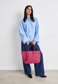 Lacoste CONCEPT - Velika torba - spinelle