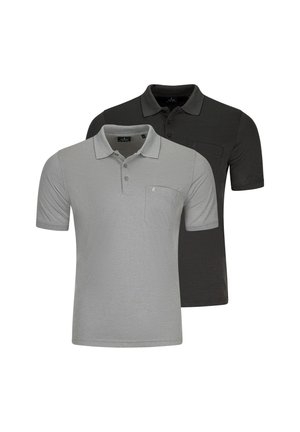 Due polo con maniche corte da uomo, una grigio chiaro e una nera, ciascuna con colletto abbottonato e taschino sul petto.