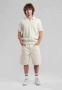 America Today Farkkushortsit - sand