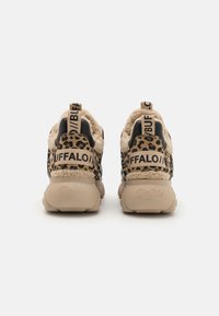 Leopárdmintás sportcipők bézs műszőrme gallérral, fekete kiegészítőkkel, és a sarokon és a nyelvén hangsúlyos "BUFFALO" márkázással. Gumi talp.