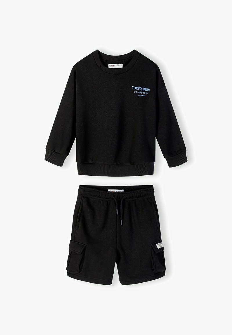 Ensemble deux pièces noir avec un sweat-shirt à manches longues portant le texte "Tokyo, Japon" et un short cargo assorti avec poches et taille à cordon de serrage.