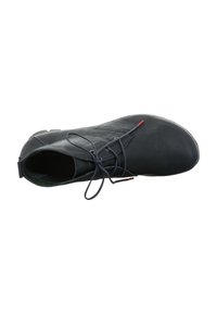 Schwarze Leder-Stiefelette mit runder Zehenpartie, ausgestattet mit marineblauen Schnürsenkeln, roten Akzentspitzen und einer glatten Textur.