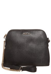 Černá kožená crossbody taška s texturovaným povrchem, zlatými kovovými prvky a odnímatelným řetízkem. Obsahuje zipové uzavření.